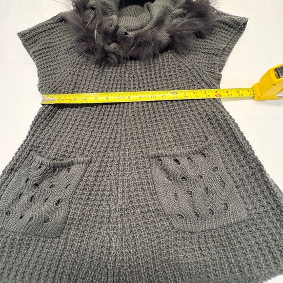 Elegant Black Knit Poncho with Faux Fur Collar by Casa Donna - Picture 6 of 8